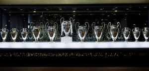 La Copa de Europa ya se expone en el Bernabéu junto a las otras once en la vitrina que preside la sala Reyes de Europa. La Duodécima es el cuarto título de los de Zidane en esta temporada que acaba de concluir. Los blancos ganaron, demás, la Supercopa de Europa, el Mundial de Clubes y la Liga.