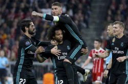 Sergio Ramos celebra el gol de Marcelo, el del empate del Real Madrid, ante Isco y Toni Kroos.