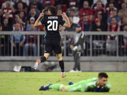 El centrocampista del Real Madrid Marco Asensio celebra el segundo gol del equipo blanco.