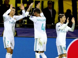 Cristiano Ronaldo celebra con Sergio Ramos, y junto a Modric, el definitivo 1-3.