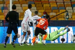 Solomon observa cómo la pelota se incrusta en el arco de Real Madrid; será el segundo gol de Shakhtar Donetsk.