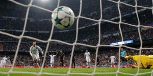 El delantero del Real Madrid Cristiano Ronaldo marca el gol del Real Madrid.