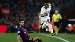 Vinicius dribla a Busquets en una acción ante el Barcelona.