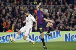 Benzema realiza el pase que lleva al equipo blanco a marcar el primer gol del encuentro.