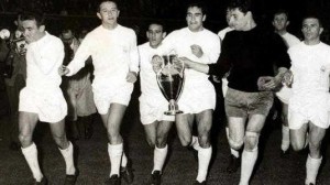 Los jugadores del Real Madrid celebrando su quinta Copa de Campeones de Europa consecutiva.