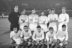 Alineación Real Madrid 1967-68: Junquera, Calpe, De Felipe, Sanchís, Zunzunegui, Zoco; Amancio, Pirri, Grosso, Velázquez y Bueno.