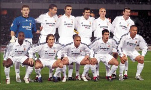 Alineación de la 3ª Intercontinental. Casillas, Salgado, Hierro, Helguera, Roberto Carlos, Cambiasso, (Pavón 89'), Makelele, Zidane, (Solari 84') Raúl, Figo, Ronaldo, (Guti 81')