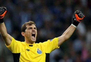 Iker Casillas Fernández (Madrid, 20 de mayo de 1981) desarrolló la mayor parte de su carrera deportiva en el Real Madrid, primero en sus categorías inferiores y desde el año 1999 hasta el 2015 en el primer equipo, siendo el segundo jugador de la historia del club con más partidos disputados, sumando un total de 725 y teniendo solo por delante a Raúl González con 741.