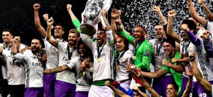 El Real Madrid culmina la fiesta de la Duodécima en el Bernabéu. El equipo blanco se da un baño de multitudes en una fiesta en el que Cristiano coreó los cánticos que pedían el Balón de Oro para él. "Hemos hecho historia y logrado un doblete que tiene un sabor especial".