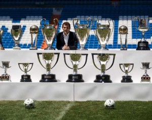 Iker Casillas de 34 años, posó sobre el césped del estadio Santiago Bernabéu junto a los 19 trofeos que ganó durante las 16 temporadas en que formó parte de la primera plantilla del Real Madrid.