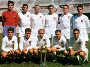 REAL MADRID C. F. - Madrid, España - Temporada 1960-61 - Domínguez, Marquitos, Santamaría, Pachín, Vidal y Zárraga; Chus Herrera, Del Sol, Di Stéfano, Puskas y Gento - REAL MADRID C. F. 5 (Puskas, Di Stéfano 2, Herrera y Gento), PEÑAROL 1 (Spencer) - 04/09/1960 - Copa Intercontinental, final, partido de vuelta - Madrid, estadio Santiago Bernabeu - El REAL MADRID posa en el Santiago Bernabeu con la Copa Intercontinental