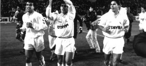 La Supercopa de España de 1990 se conquistó ante el barcelona. Santi Aragón, Villarroya y Solana celebran con el trofeo.