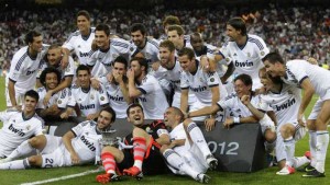 El Real Madrid ha ganado la Supercopa de España 2012 después de vencer 2-1 en el partido de vuelta al Barcelona, lo que le da el título por el valor doble de los goles (3-2 perdió el equipo blanco en la ida en el camp Nou).