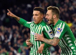 El delantero del Real Betis Cristian Tello celebra con Loren su gol, segundo del equipo ante el Real Madrid.