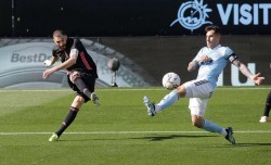 Benzema, el D'Artagnan del Real Madrid, gana los duelos en el área del Celta.