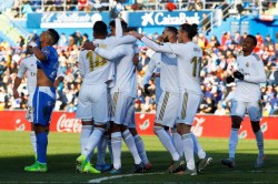 Los jugadores del Real Madrid celebran el gol anotado por Raphael Varane