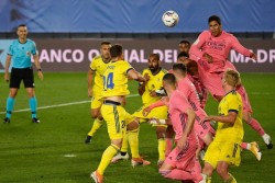 El defensa francés del Real Madrid Raphael Varane, intenta despejar el balón.