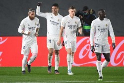 Casemiro celebra su gol ante el Granada junto con Ramos, Kroos y Mendy