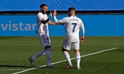 Hazard y Benzema celebran el gol del belga ante el Huesca