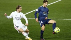 Luka Modric presiona a Denis Suarez 