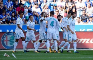 Los jugadores blancos celebran el gol marcado por Ceballos ante el Alavés.