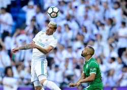 Theo Hernández controla la pelota ante el jugador del Leganés Nabil El Zhar.