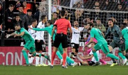 El delantero francés del Real Madrid Karim Benzema celebra su gol, conseguido en el último minuto del partido ante el Valencia, lo que supondría el empate de su equipo