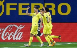 Los jugadores del Villarreal celebran el tanto del empate.